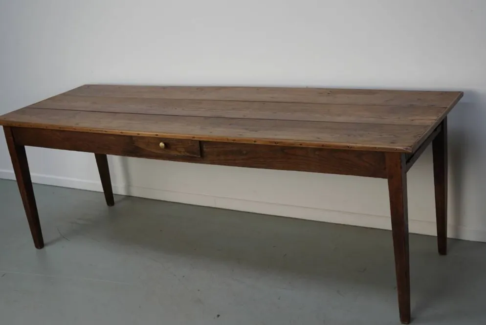 Grande table de salle à manger rustique en vieux orme du 19ème siècle français.