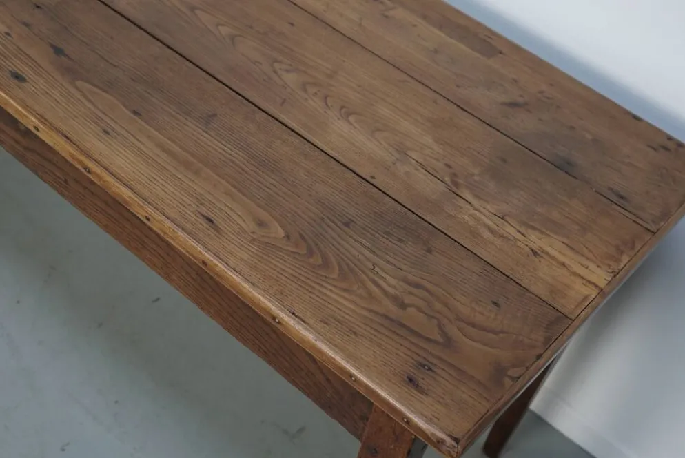 Grande table de salle à manger rustique en vieux orme du 19ème siècle français.