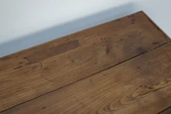Grande table de salle à manger rustique en vieux orme du 19ème siècle français.