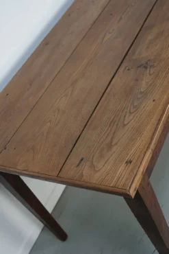 Grande table de salle à manger rustique en vieux orme du 19ème siècle français.