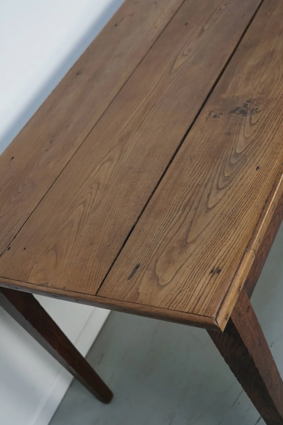 Grande table de salle à manger rustique en vieux orme du 19ème siècle français.