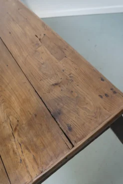 Grande table de salle à manger rustique en vieux orme du 19ème siècle français.
