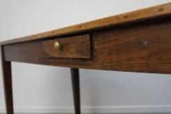 Grande table de salle à manger rustique en vieux orme du 19ème siècle français.