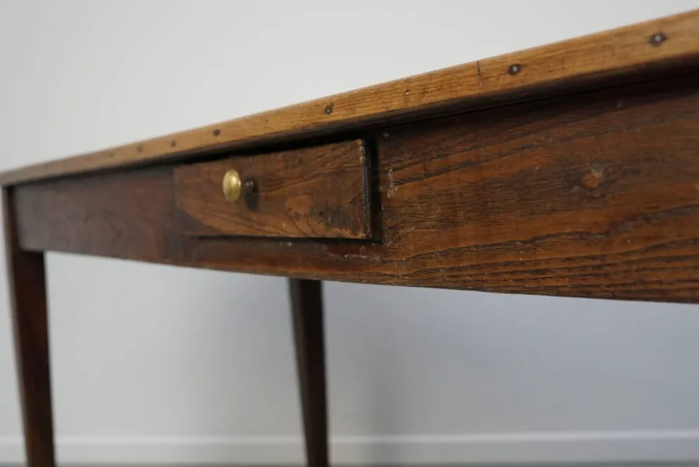 Grande table de salle à manger rustique en vieux orme du 19ème siècle français.