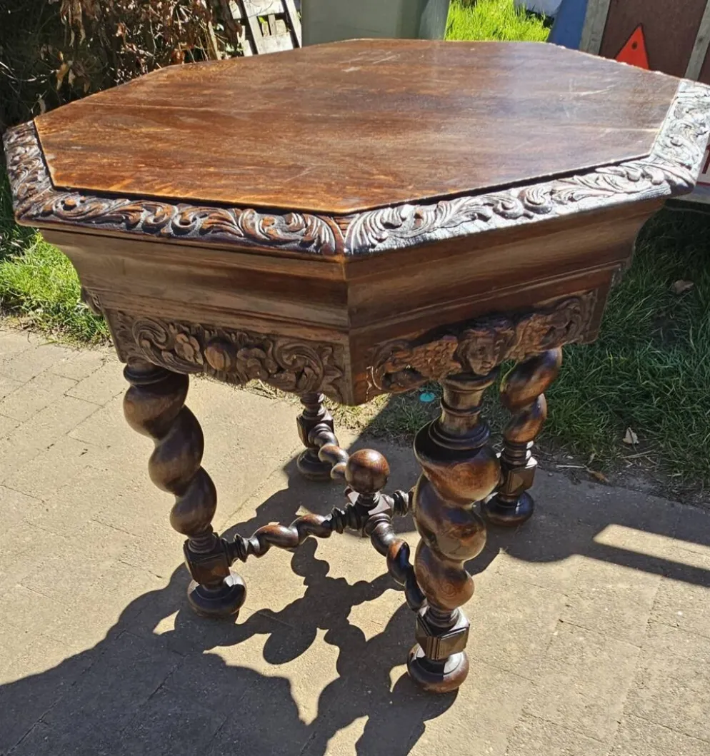 Grande table octogonale en chêne massif sculpté