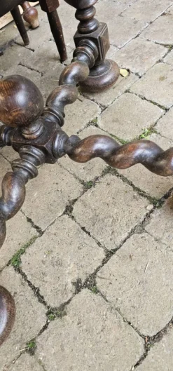 Grande table octogonale en chêne massif sculpté