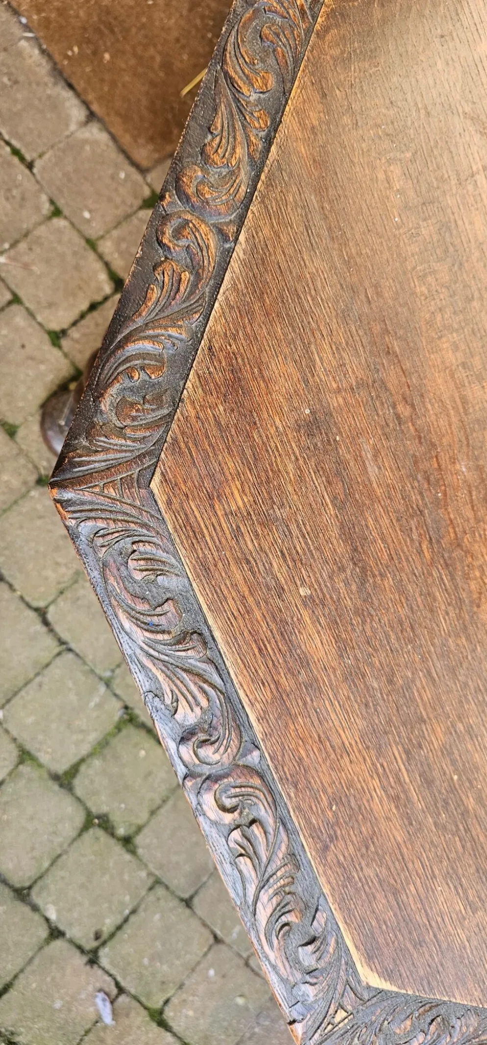 Grande table octogonale en chêne massif sculpté