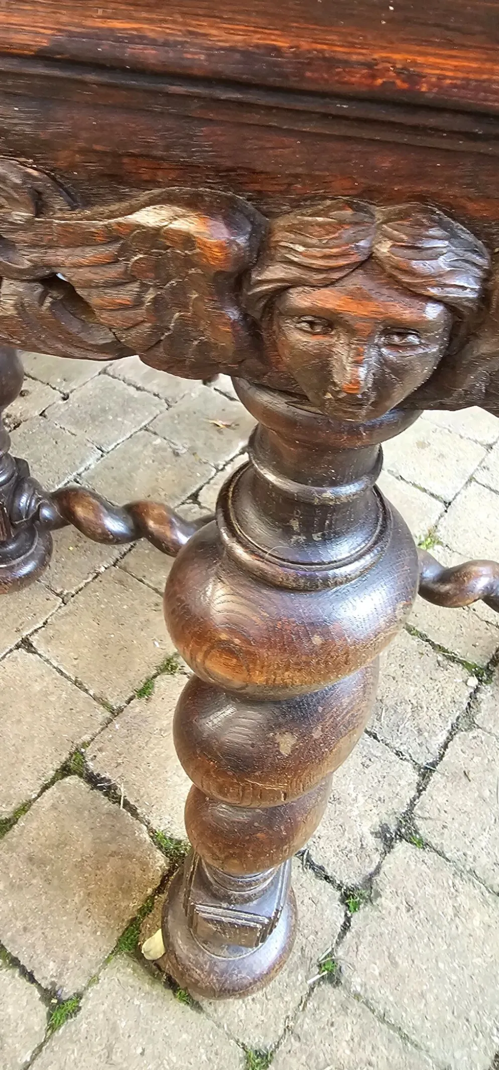 Grande table octogonale en chêne massif sculpté