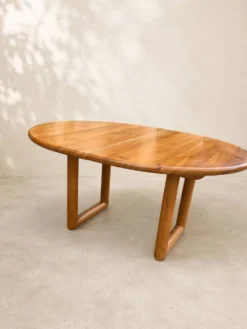 Grande table ovale extensible en orme massif – Travail français, années 197