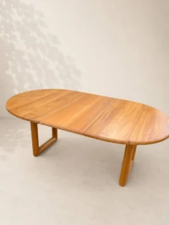 Grande table ovale extensible en orme massif – Travail français, années 197