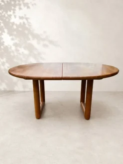 Grande table ovale extensible en orme massif – Travail français, années 197
