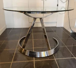 Grande table ronde attribuée à Boris Tabacoff, verre et acier chromé, année