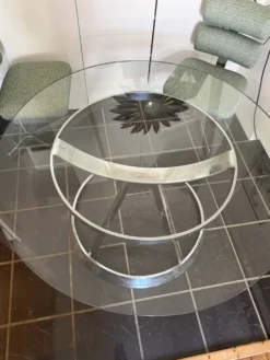 Grande table ronde attribuée à Boris Tabacoff, verre et acier chromé, année