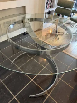 Grande table ronde attribuée à Boris Tabacoff, verre et acier chromé, année