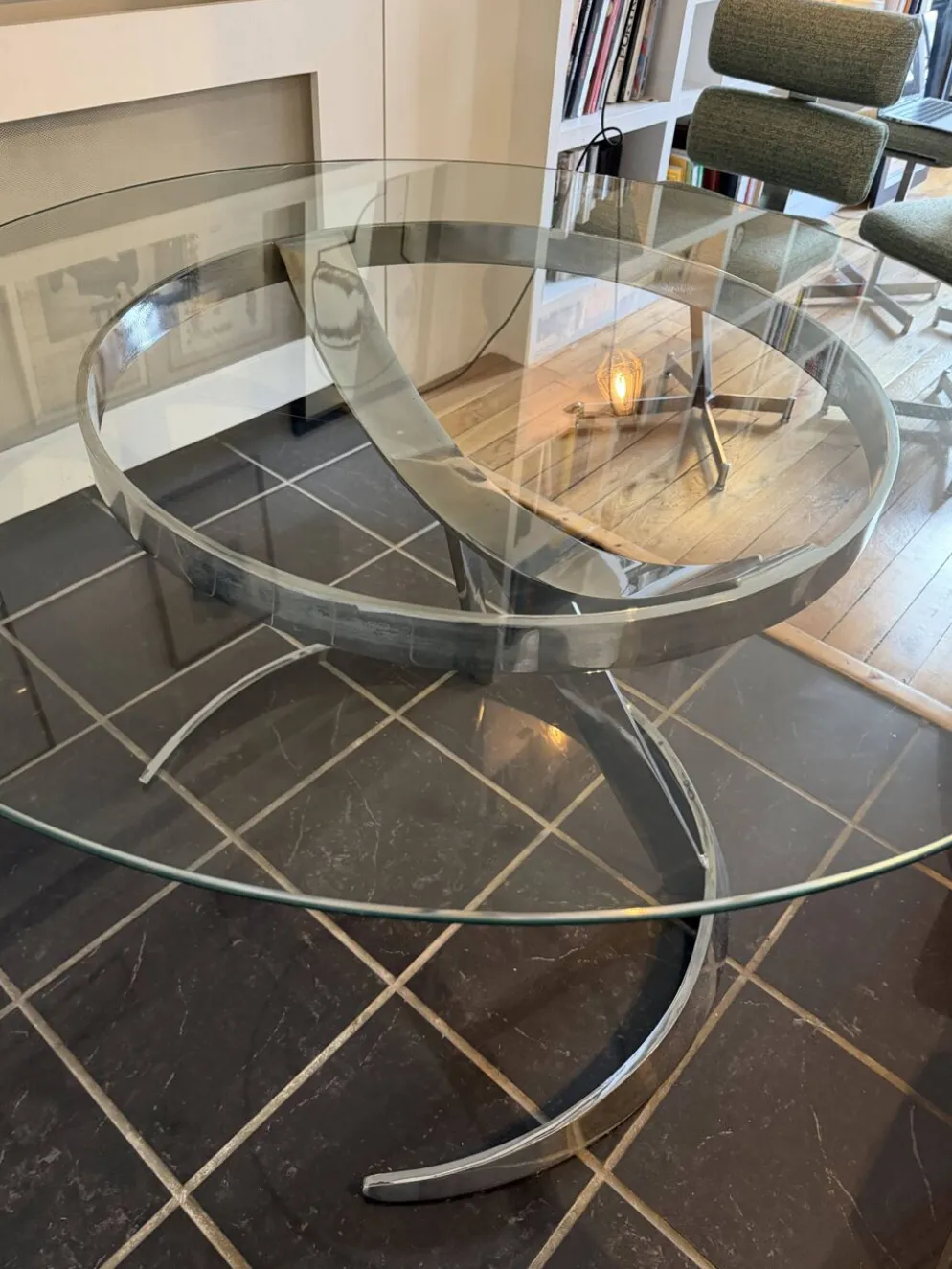 Grande table ronde attribuée à Boris Tabacoff, verre et acier chromé, année
