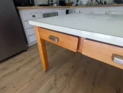 Grande table vintage de couvent – 8 tiroirs – 200 cm