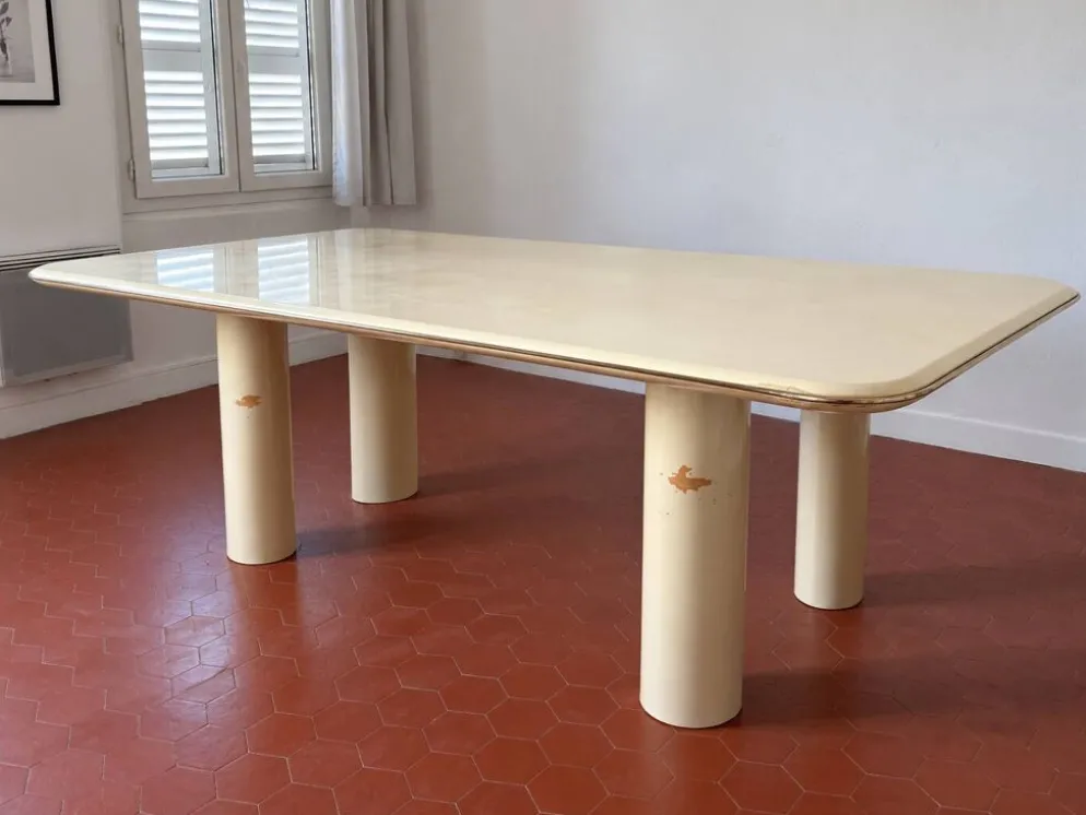 Grande table vintage laquée crème – pieds cylindriques – années 70/80