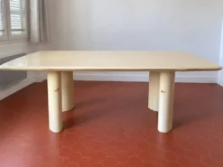 Grande table vintage laquée crème – pieds cylindriques – années 70/80