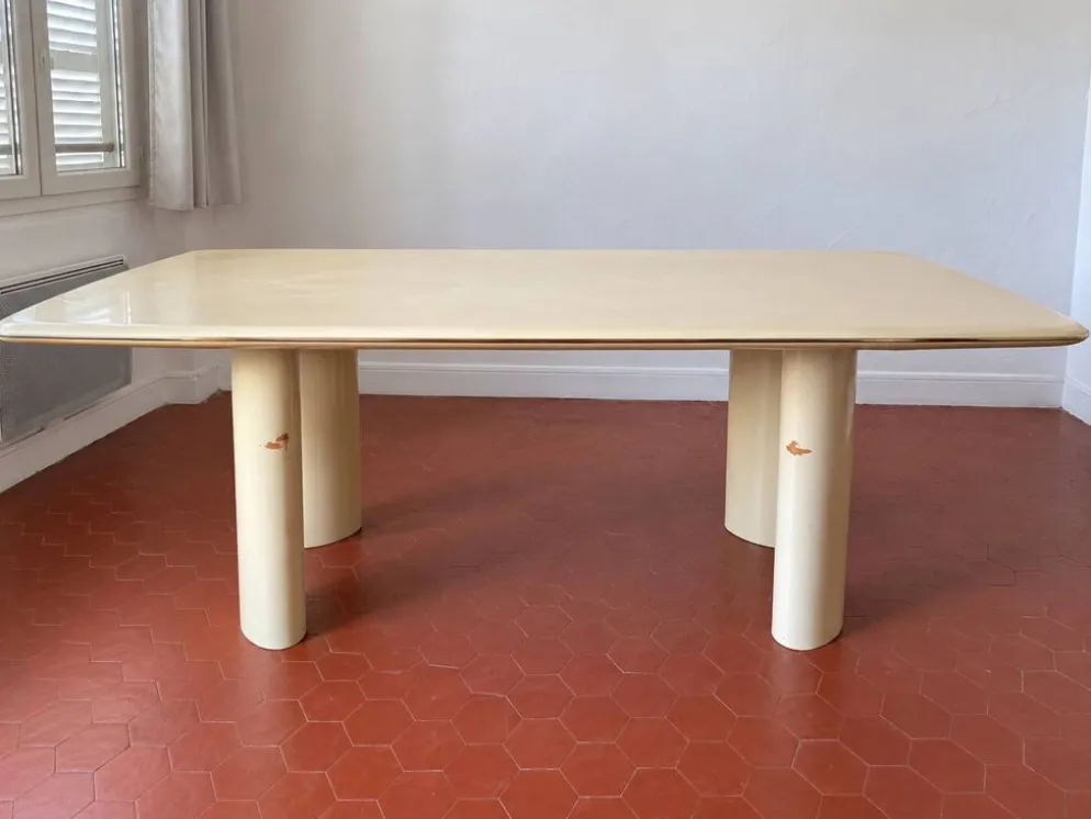 Grande table vintage laquée crème – pieds cylindriques – années 70/80