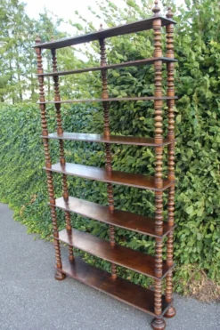 Grande étagère/bibliothèque en bois tourné
