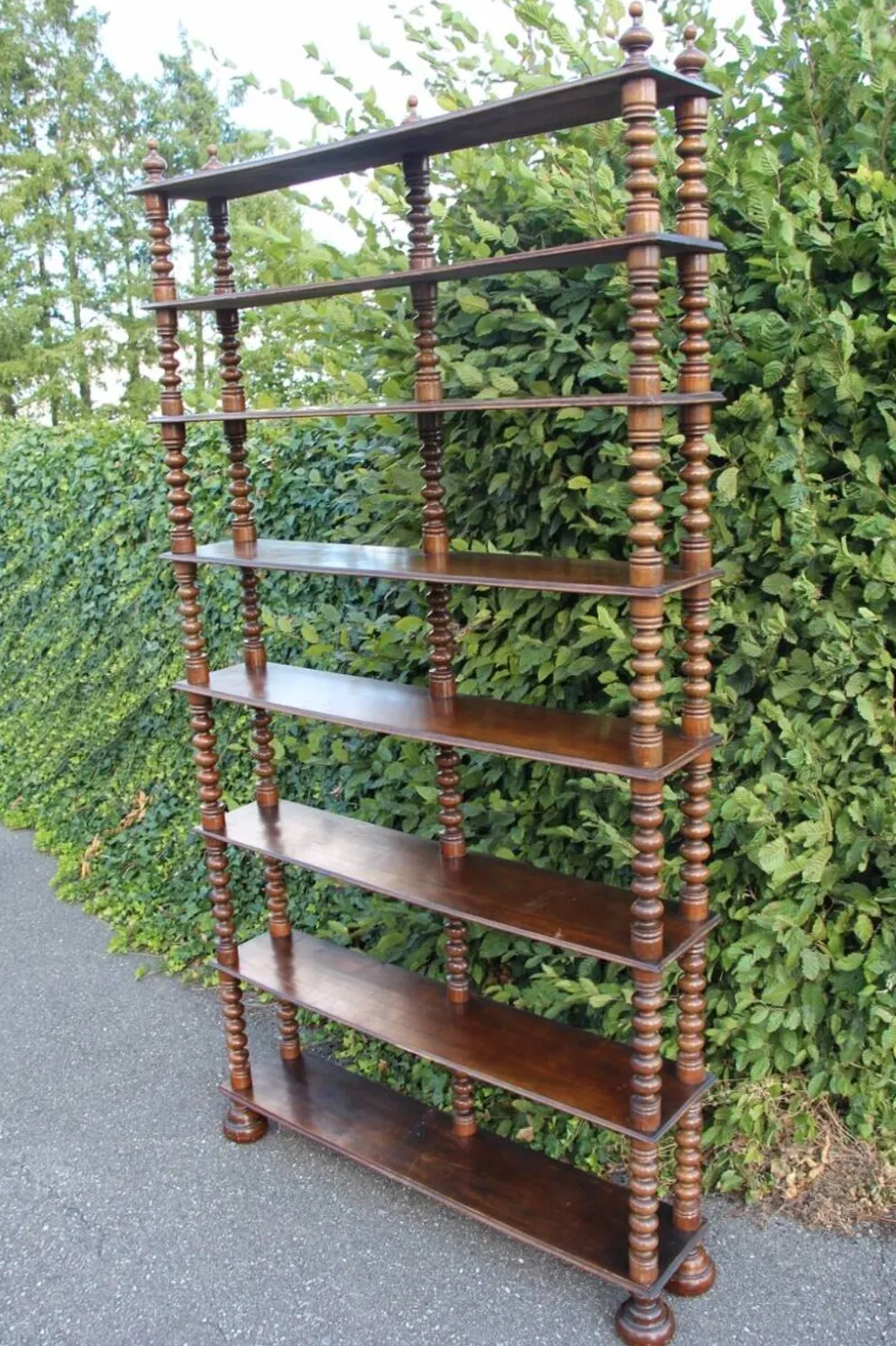 Grande étagère/bibliothèque en bois tourné