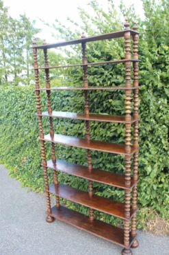 Grande étagère/bibliothèque en bois tourné