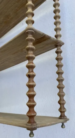 Grande étagère murale XIXé bois tourné décapé.