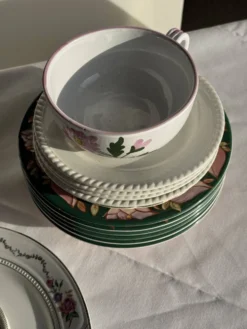Grande tasse en faïence à liseré rose et motif de fleurs rose H7 D15