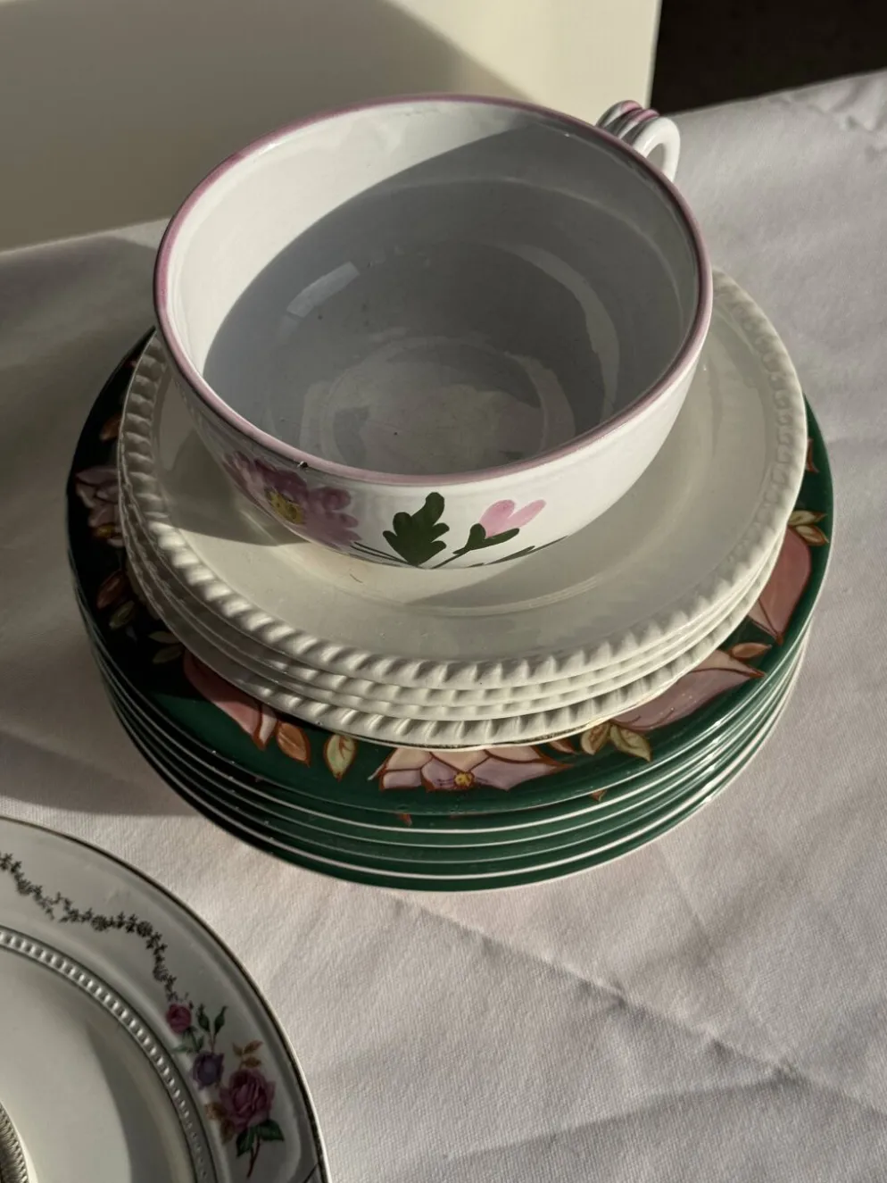 Grande tasse en faïence à liseré rose et motif de fleurs rose H7 D15