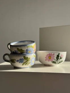 Grande tasse en faïence à liseré rose et motif de fleurs rose H7 D15