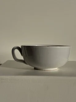 Grande tasse en faïence à liseré rose et motif de fleurs rose H7 D15