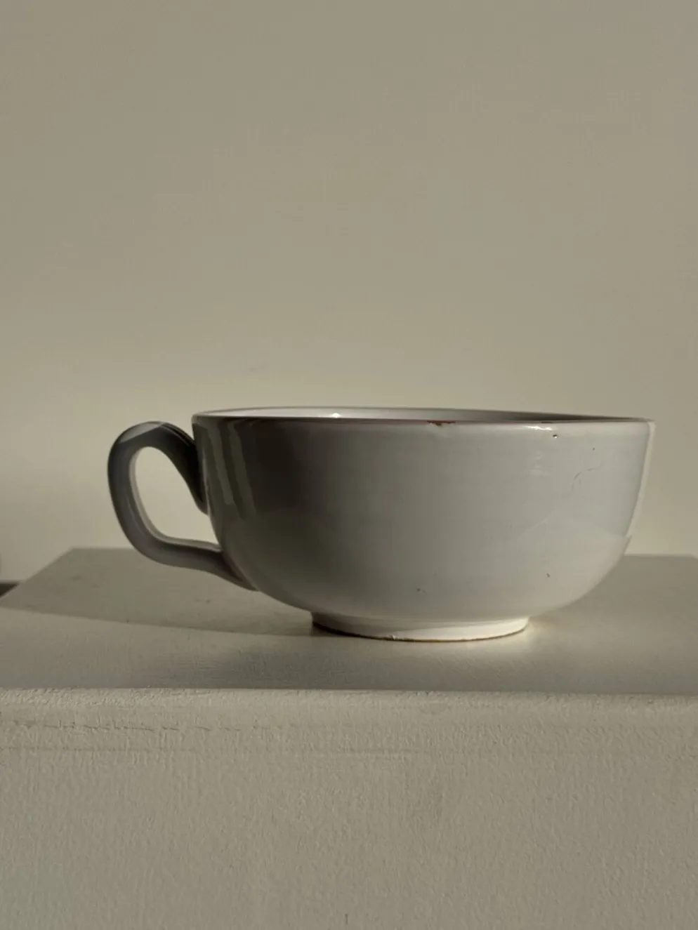 Grande tasse en faïence à liseré rose et motif de fleurs rose H7 D15