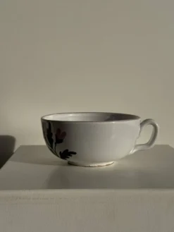 Grande tasse en faïence à liseré rose et motif de fleurs rose H7 D15