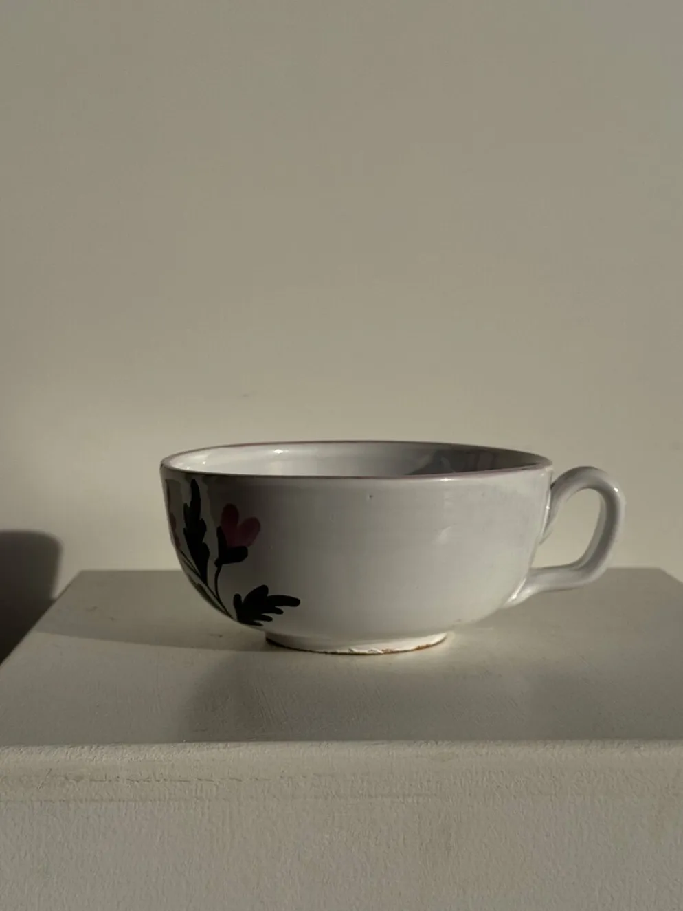 Grande tasse en faïence à liseré rose et motif de fleurs rose H7 D15