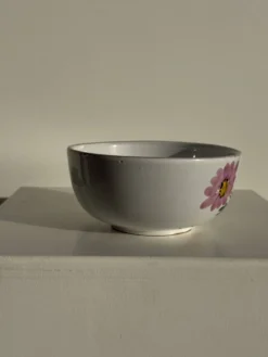 Grande tasse en faïence à liseré rose et motif de fleurs rose H7 D15