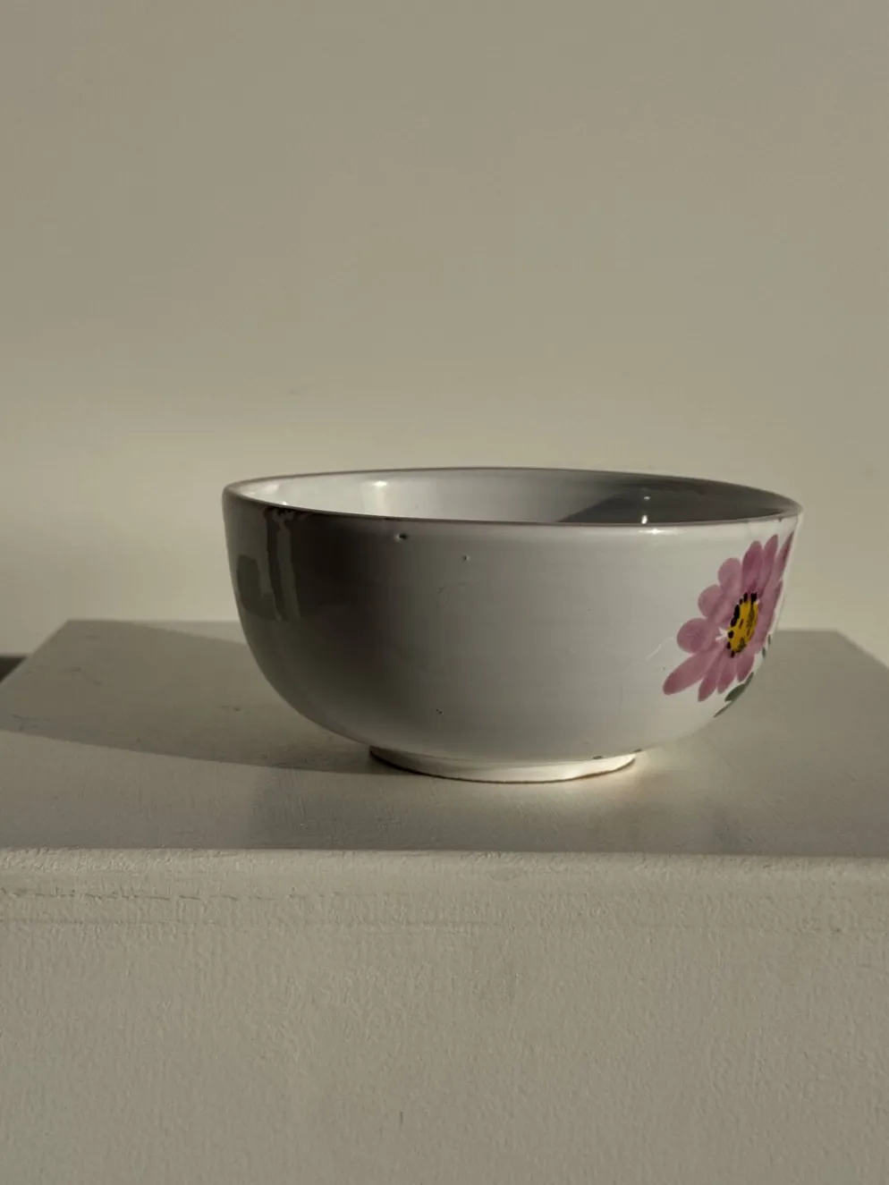 Grande tasse en faïence à liseré rose et motif de fleurs rose H7 D15