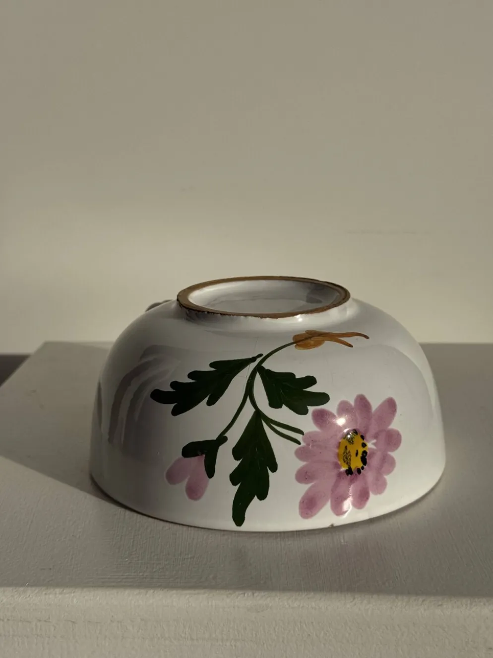 Grande tasse en faïence à liseré rose et motif de fleurs rose H7 D15