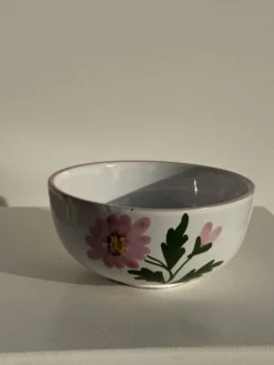 Grande tasse en faïence à liseré rose et motif de fleurs rose H7 D15