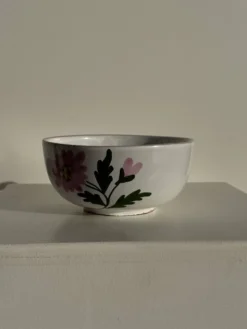 Grande tasse en faïence à liseré rose et motif de fleurs rose H7 D15