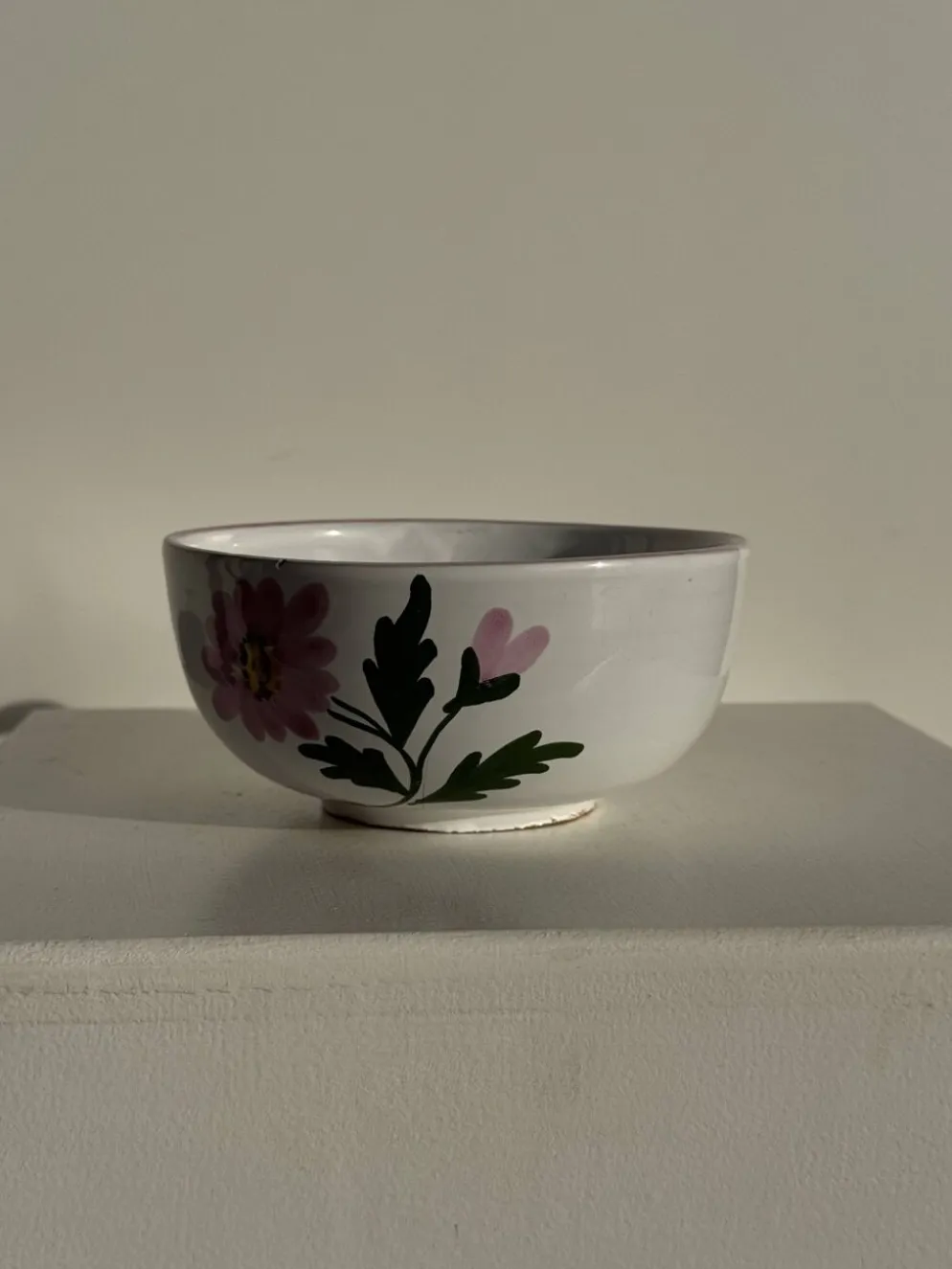 Grande tasse en faïence à liseré rose et motif de fleurs rose H7 D15