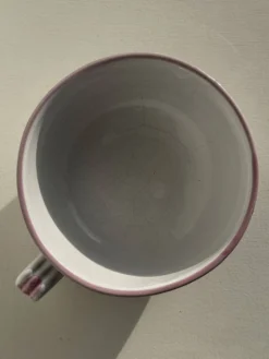 Grande tasse en faïence à liseré rose et motif de fleurs rose H7 D15