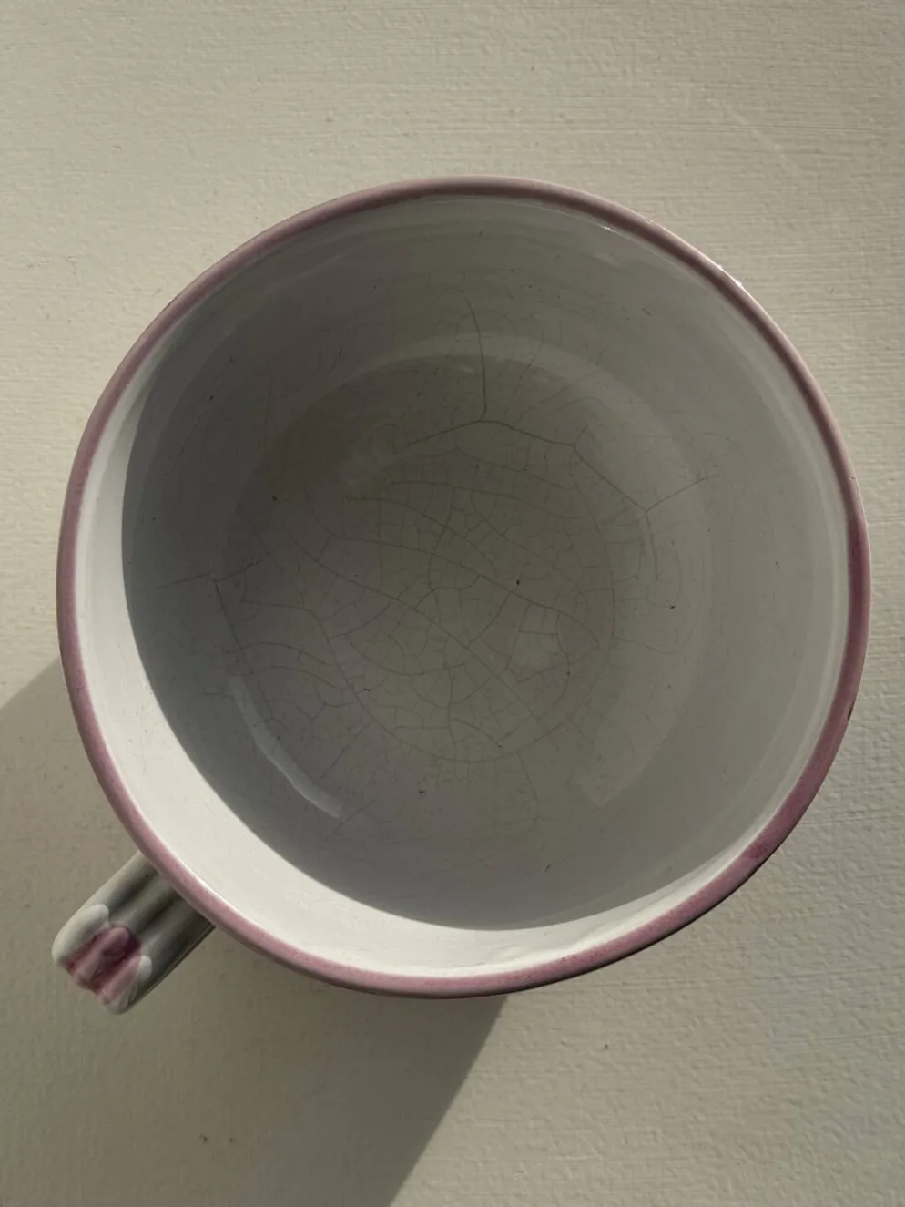 Grande tasse en faïence à liseré rose et motif de fleurs rose H7 D15