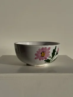 Grande tasse en faïence à liseré rose et motif de fleurs rose H7 D15