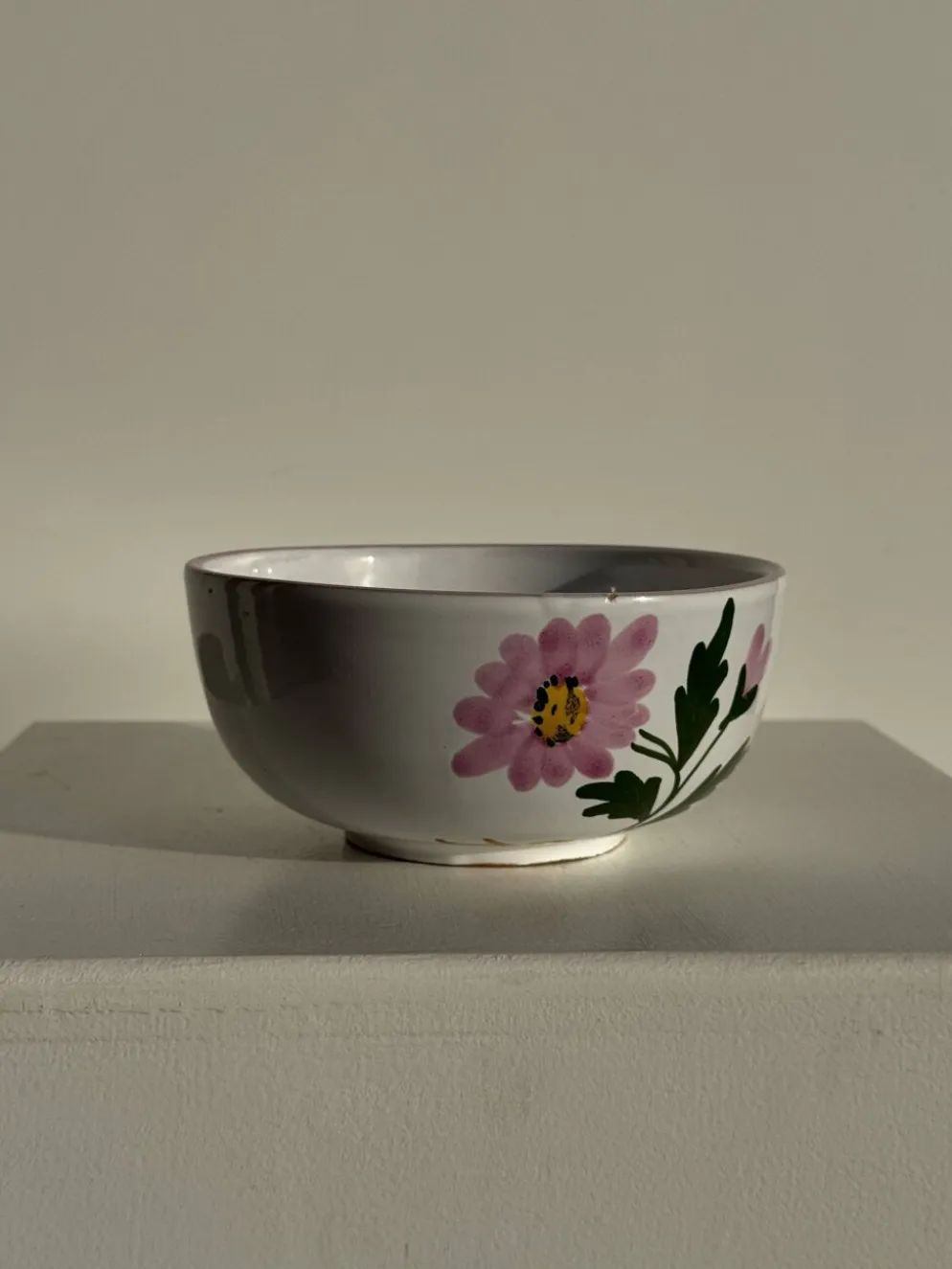 Grande tasse en faïence à liseré rose et motif de fleurs rose H7 D15