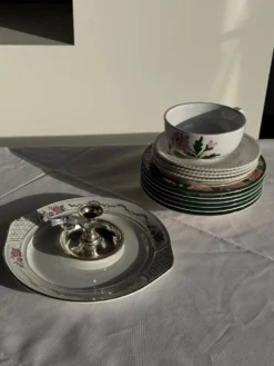 Grande tasse en faïence à liseré rose et motif de fleurs rose H7 D15