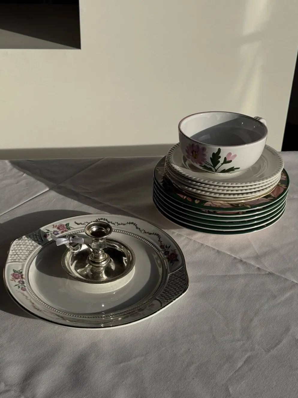 Grande tasse en faïence à liseré rose et motif de fleurs rose H7 D15