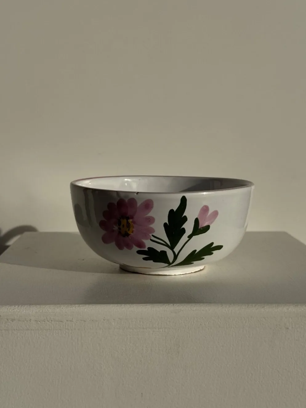 Grande tasse en faïence à liseré rose et motif de fleurs rose H7 D15