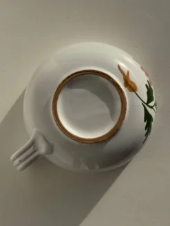 Grande tasse en faïence à liseré rose et motif de fleurs rose H7 D15