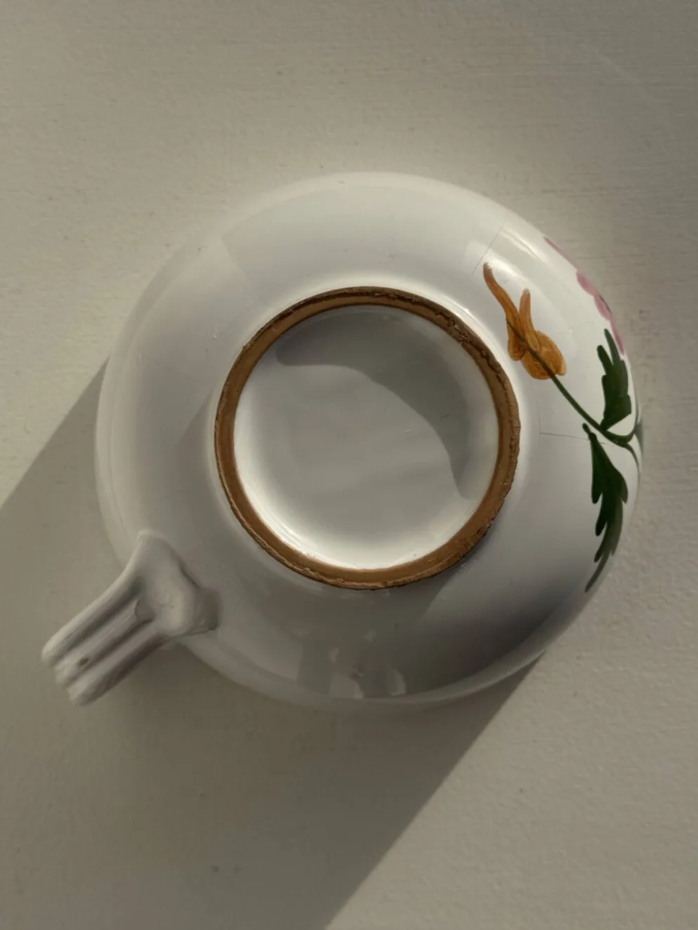 Grande tasse en faïence à liseré rose et motif de fleurs rose H7 D15