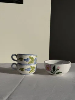 Grande tasse en faïence à liseré rose et motif de fleurs rose H7 D15